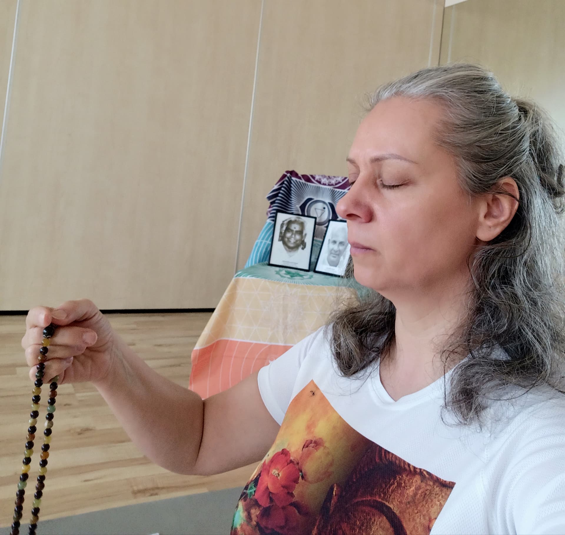 Balázsné Árokszállásy Márti mála füzérrel meditál