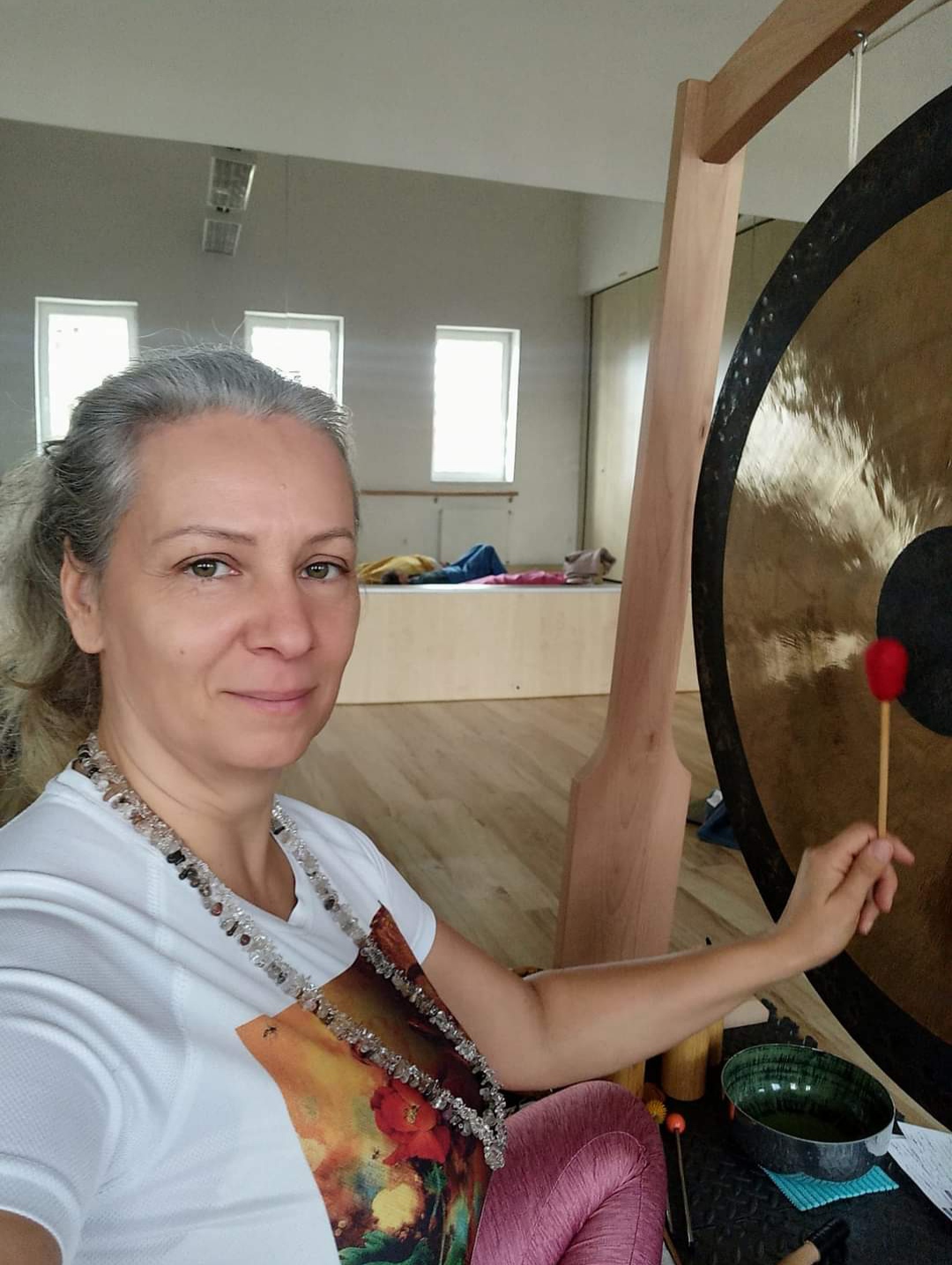 Balázsné Árokszállásy Márta a gongnál a jógastúdióban